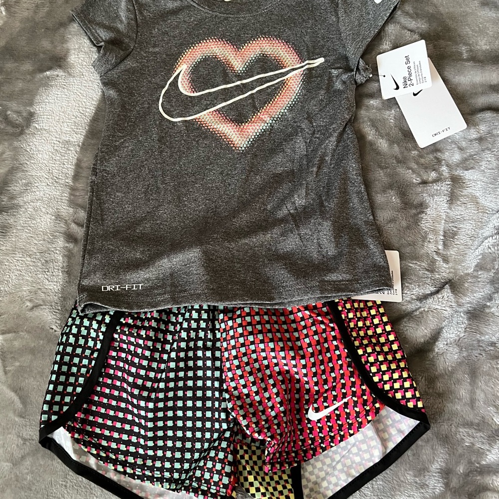 Nike Girls Dri-FIT Heart Logo Tee & Patterned Shorts Set - Gray, Pink, Mint